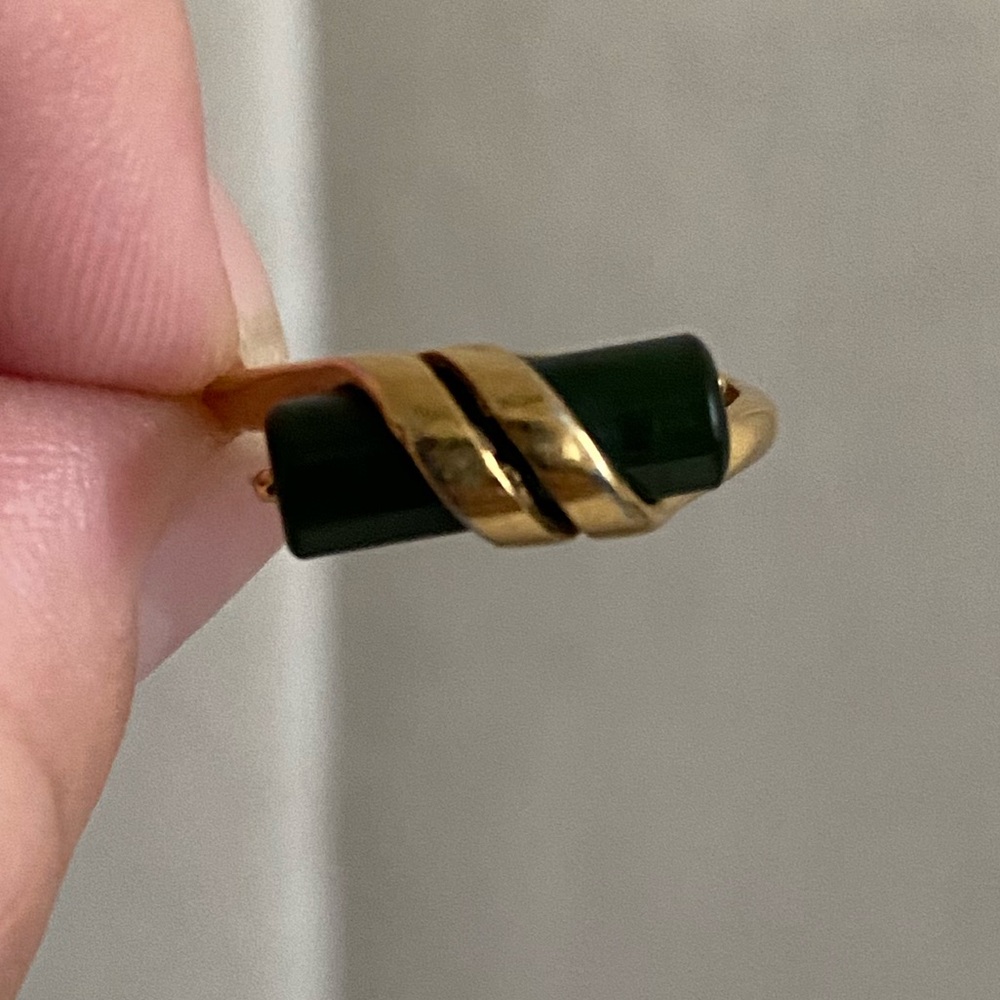 Vintage Avon Gold Tone Twist Cylinder Jade Ring